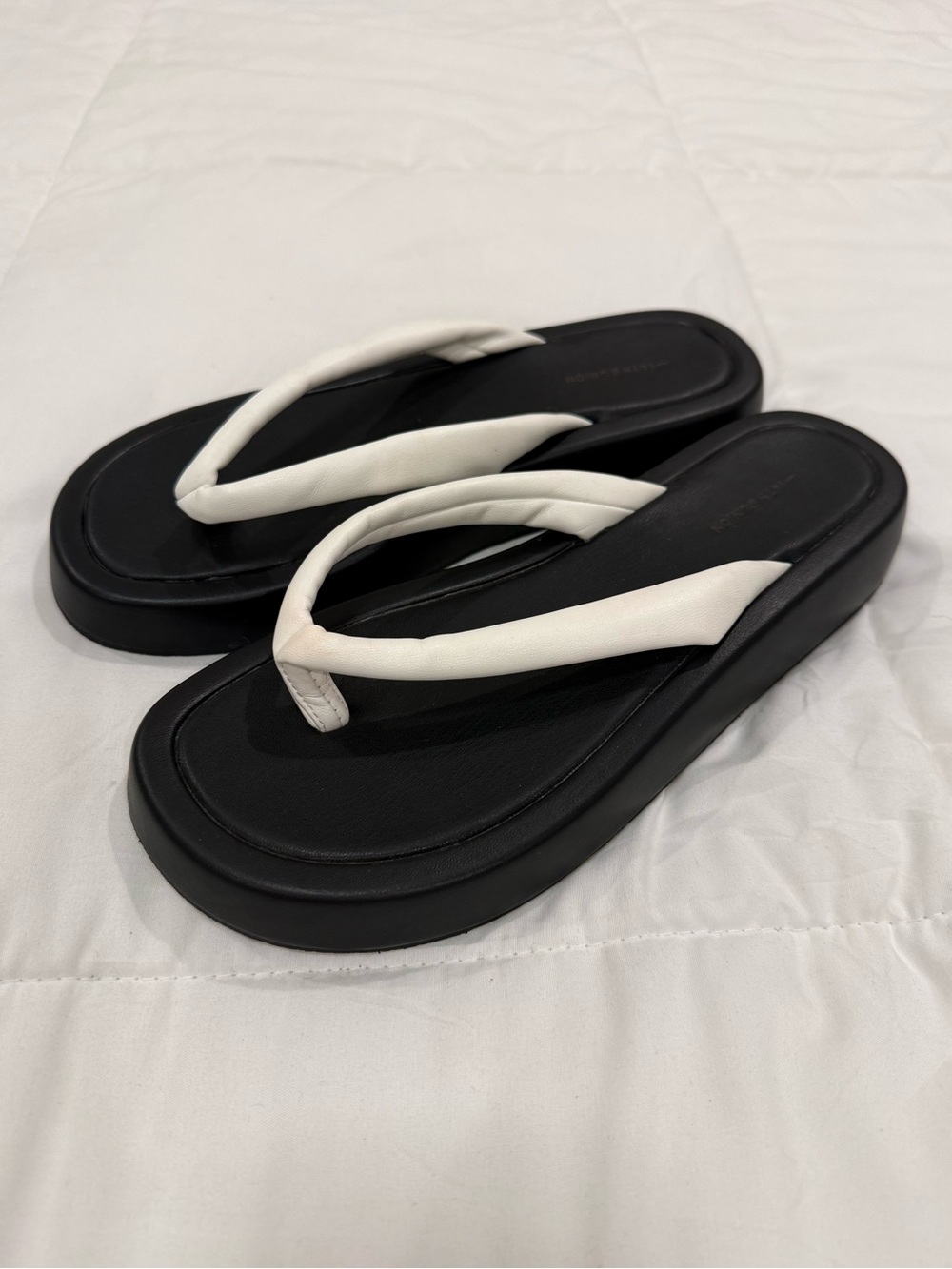 14th & Union Flatform Thong Sandals Size 7.5